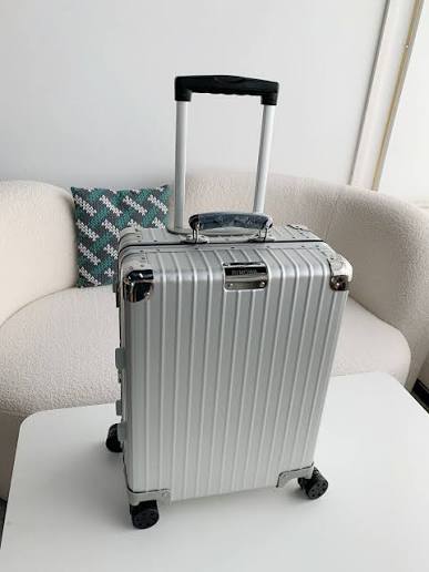R1mowa suitcase